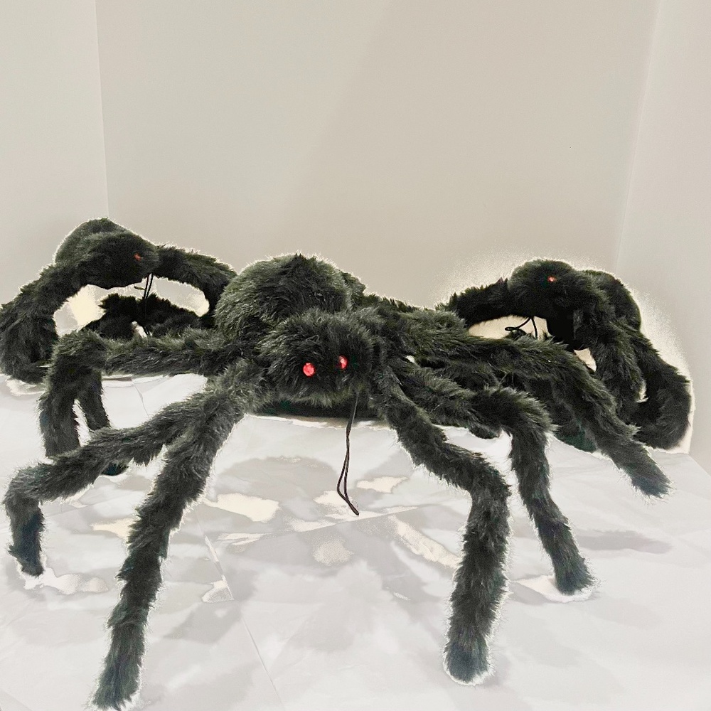 Big furry spiders. This bundle has a total of 4 all black.